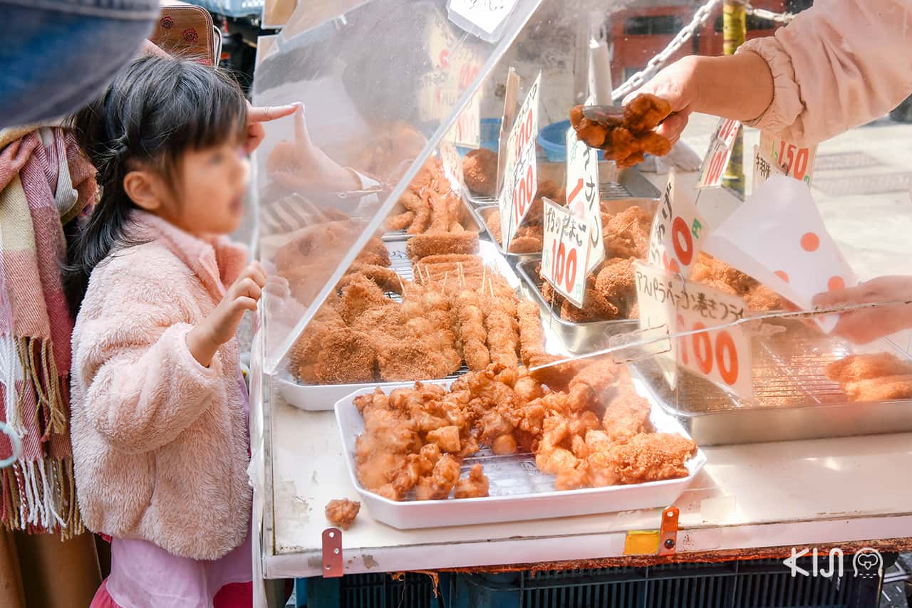 มีของกินละลานตาตาม 2 ฝั่งถนนในย่าน Yanaka Ginza