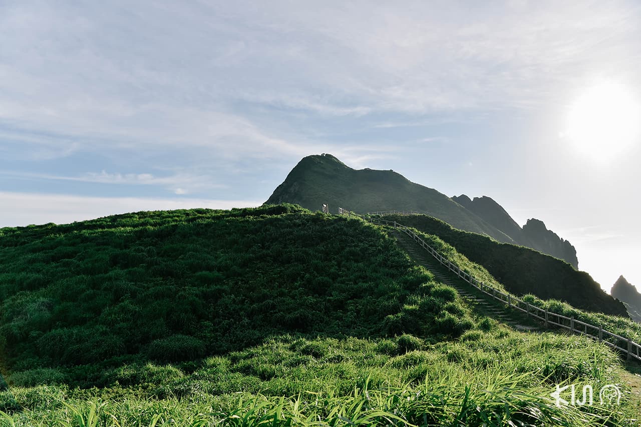 เกาะซาโดะ (Sado Island) ล้อมรอบไปด้วยภูเขาและทะเล