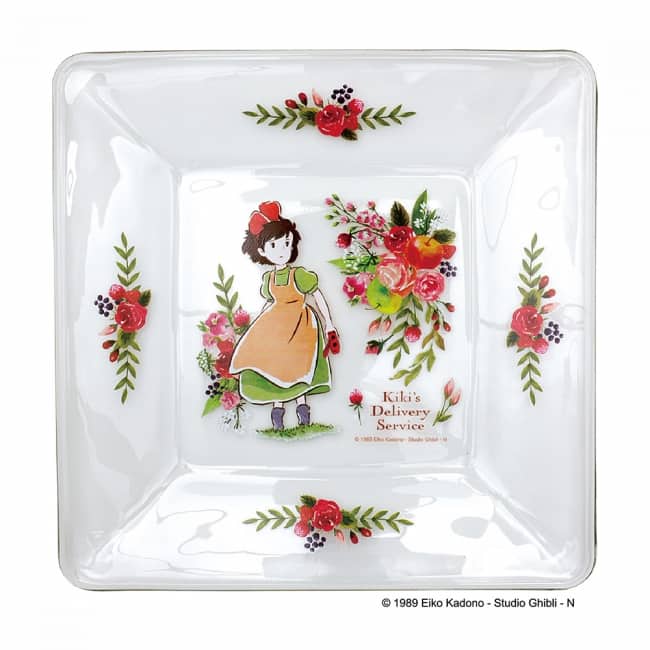Studio Ghibli ยังได้ออกคอลเลคชั่นจานสกรีนลายการ์ตูนเรื่อง Kiki’s Delivery Service มาให้สาวกแม่มดน้อยได้ช็อปต่ออีกทอด