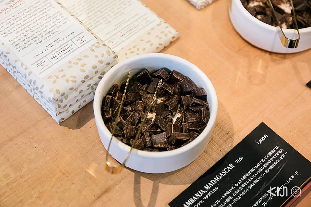 Dandelion Chocolate Factory & Cafe Kuramae มีตัวอย่างช็อกโกแลตบาร์ให้ชิมก่อนตัดสินใจซื้อ พร้อมบอกรายละเอียดต่างๆ ของช็อกโกแลตชนิดนั้น