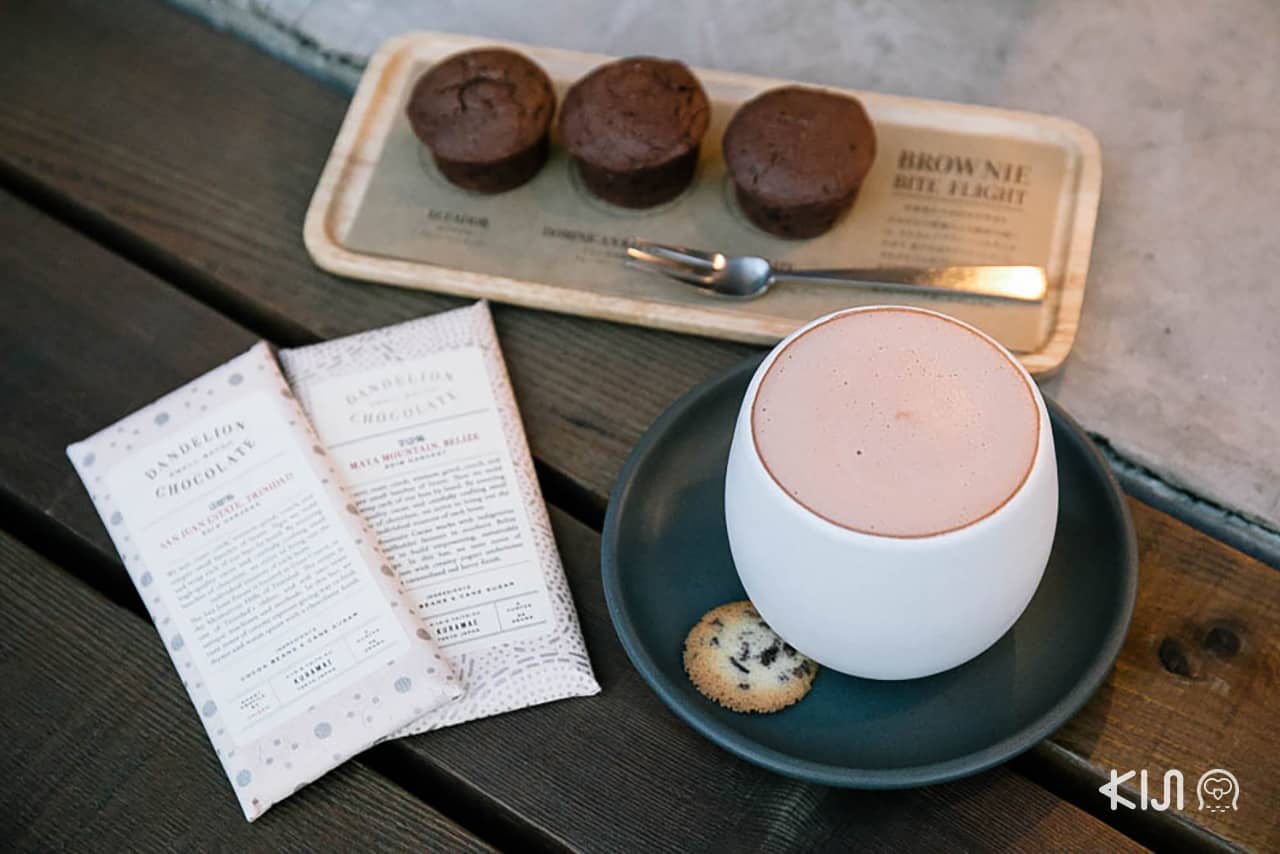 เมนูเครื่องดื่มและขนมของร้าน Dandelion Chocolate Factory สาขาคุรามาเอะ