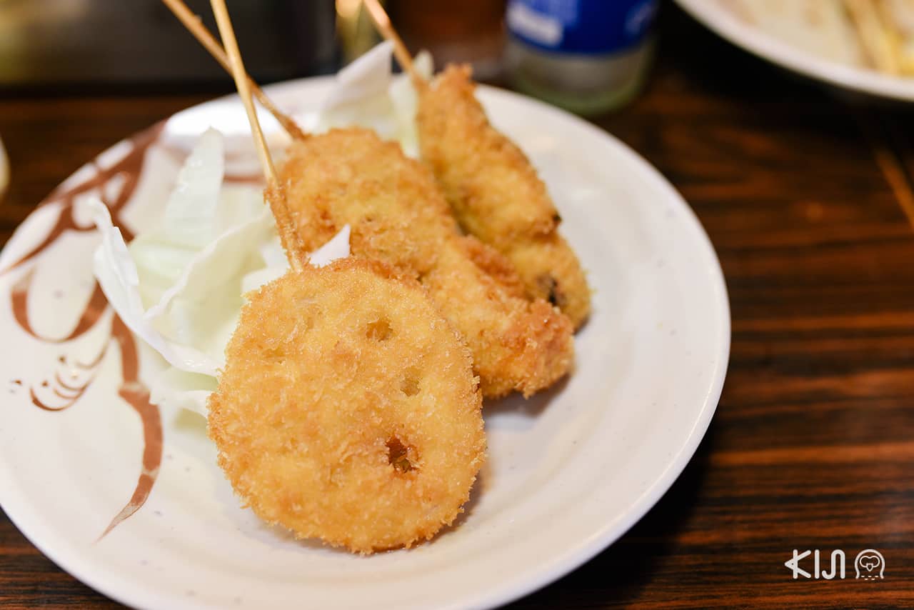 ชินเซไก ยังขึ้นชื่อเรื่องของกิน เมนูอร่อยที่ต้องกินให้ได้คือ ‘ทาโกยากิ’ และ ‘คุชิคัตสึ’