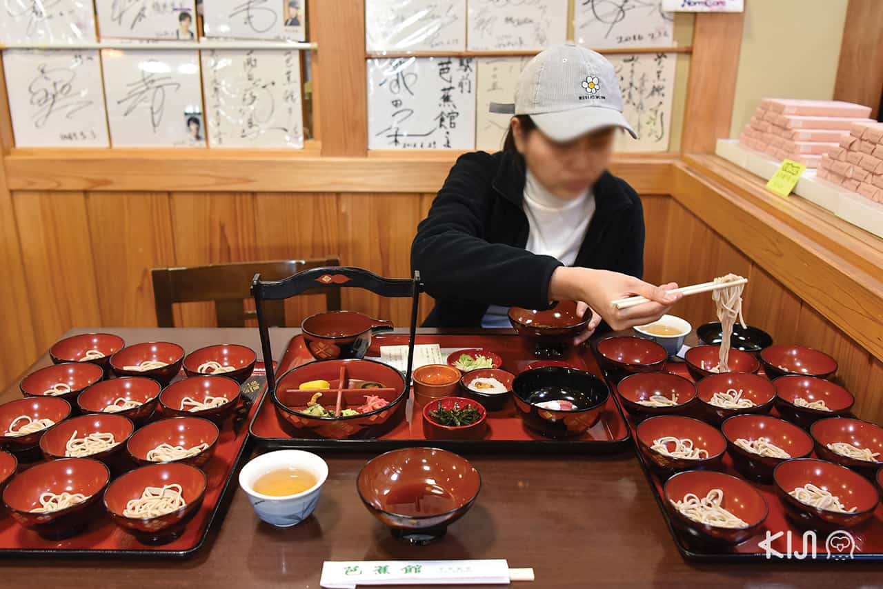 วังโกะโซบะ ที่เสิร์ฟมาพร้อมกับเครื่องเคียงมากมาย