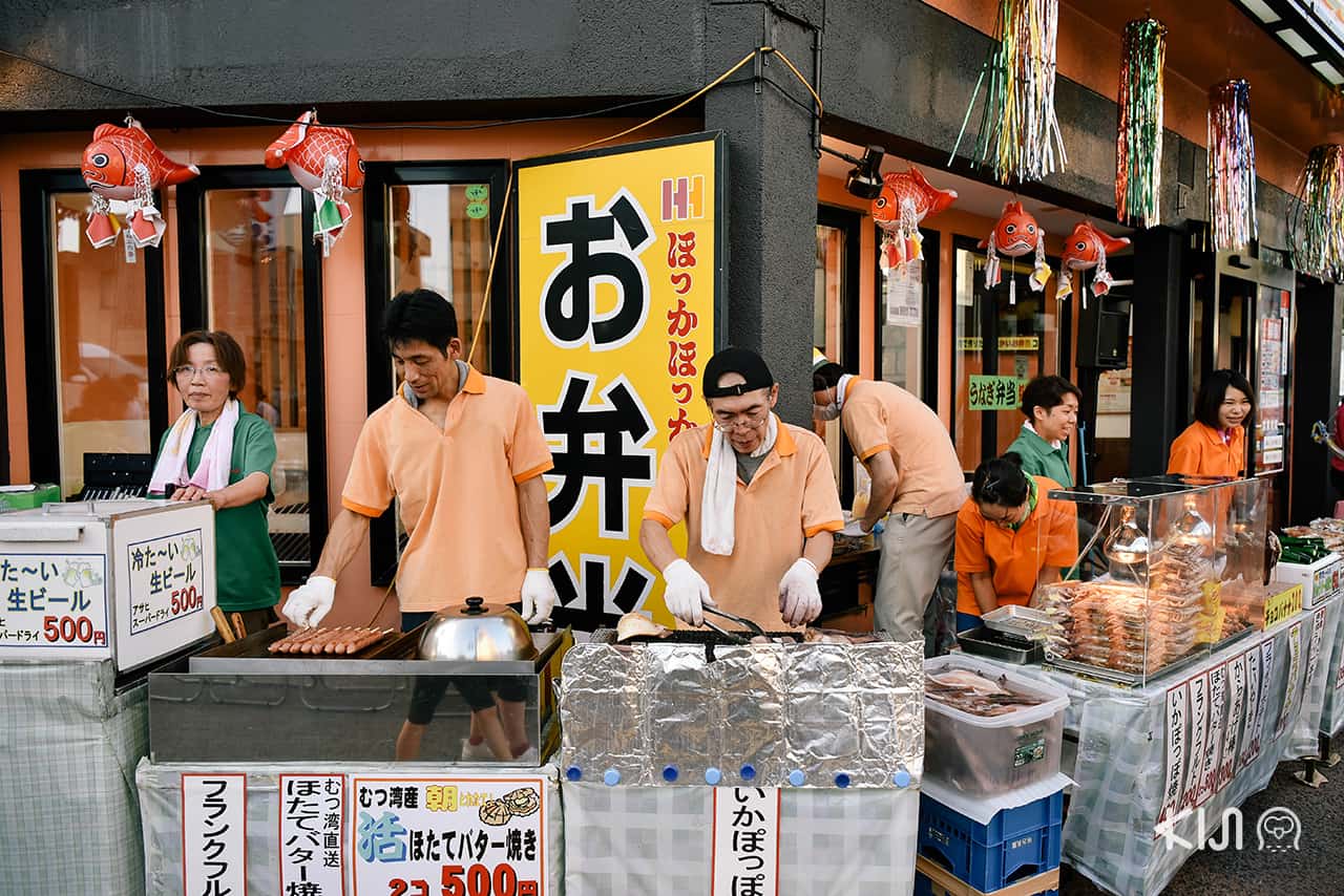 ร้านรวงต่างๆ ภายในงานเทศกาลฤดูร้อนเนบูตะมัตสึริ (Nebuta Matsuri)
