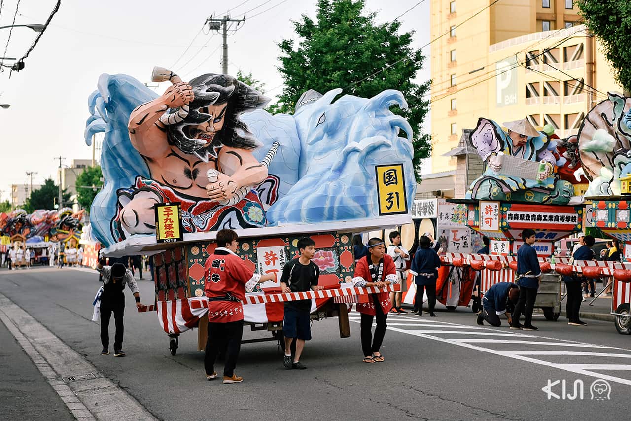 ชาวเมืองอาโอโมริกำลังเตรียมขบวนแห่โคม เพื่อต้อนรับแก่ผู้มาเยี่ยมชมเทศกาลเนบูตะมัตสึริ (Nebuta Matsuri)