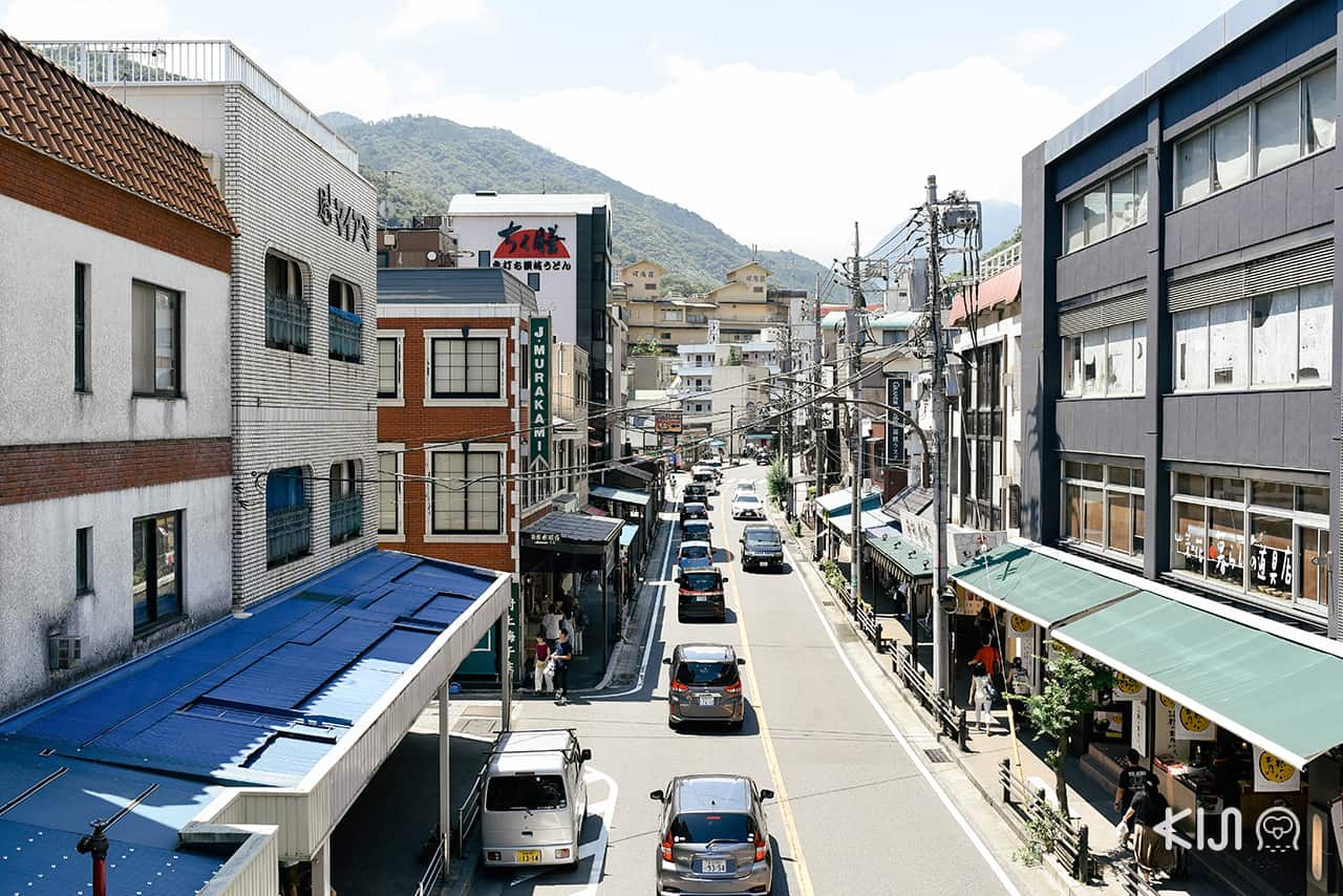 ถนนหน้าสถานี Hakone Yumoto ที่เที่ยวฮาโกเน่ สำหรับซื้อของฝากหรือหาร้านอาหาร 
