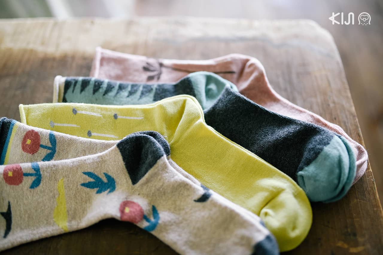 ถุงเท้าของ salvia ทอขึ้นด้วยเทคนิคพิเศษโดยใช้เส้นใยสองชนิด ทำให้ยืดหยุ่นแม้ไม่ใช้ยางยืด แต่กระชับพอดีเท้า