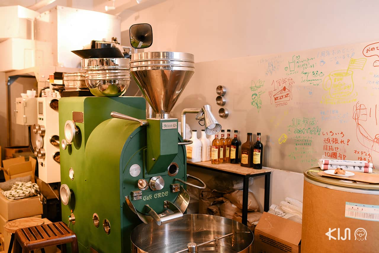 SOL’S COFFEE ROASTERY ที่มีเครื่องคั่วขนาด 10 กิโลกรัมตั้งอยู่ภายในร้าน