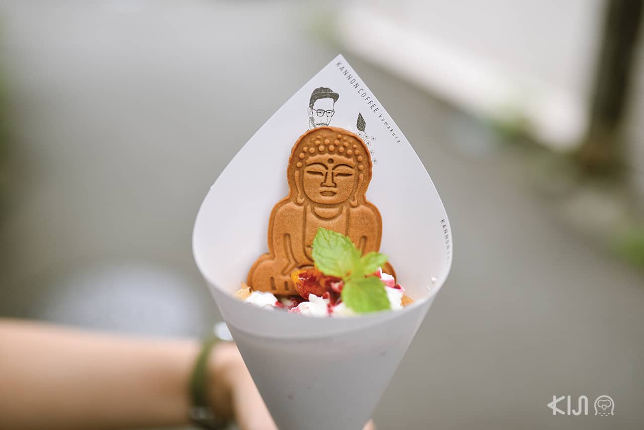 Daibutsu Crepe เครปผลไม้ตามฤดูกาลและโยเกิร์ตที่มีจำหน่ายเฉพาะร้าน Kannon Coffee สาขาคามาคุระเท่านั้น