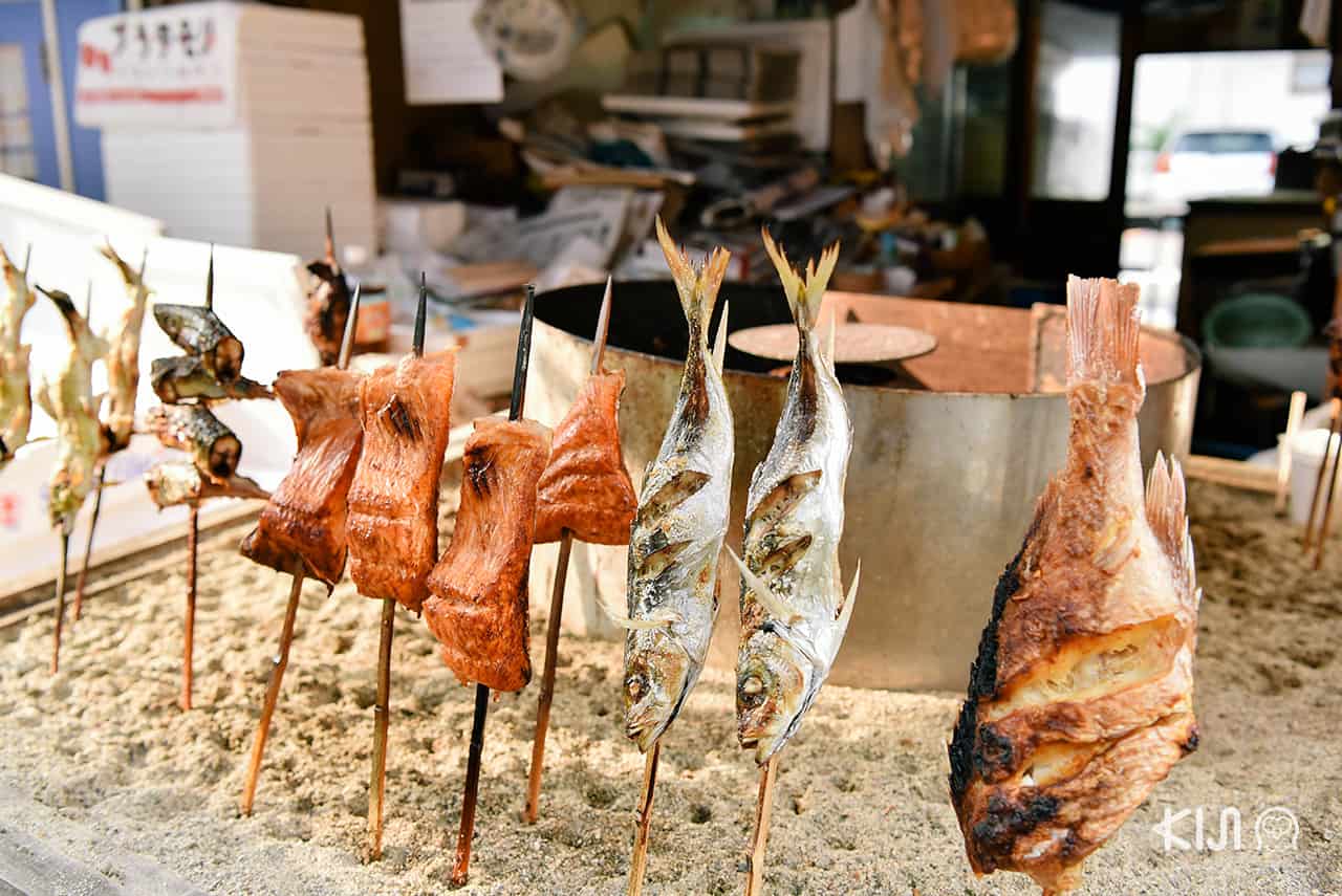 ปลาย่าง Hamayaki ที่ปัจจุบันมีขายแค่ที่ตลาดนินโจโยโกโช (Ninjo Yokocho) เท่านั้น