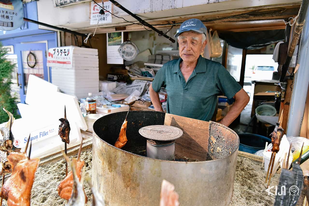 คุณลุงผู้สืบทอดรุ่นที่ 3 เจ้าของร้านขายปลาย่างในตลาดนินโจโยโกโช (Ninjo Yokocho)