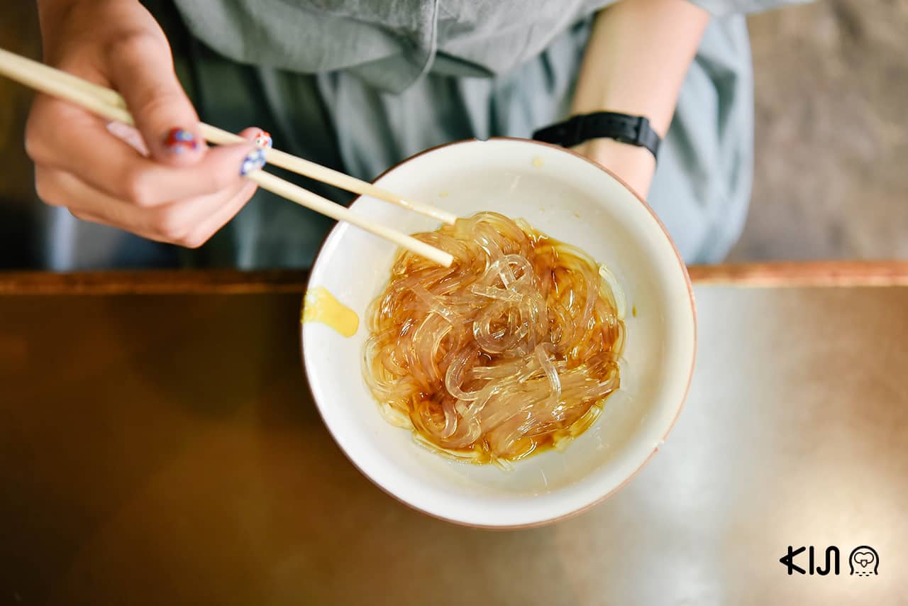 Tokoroten เมนูที่ประกอบด้วยเส้นแก้วญี่ปุ่นใสๆ ราดด้วยโชยุ