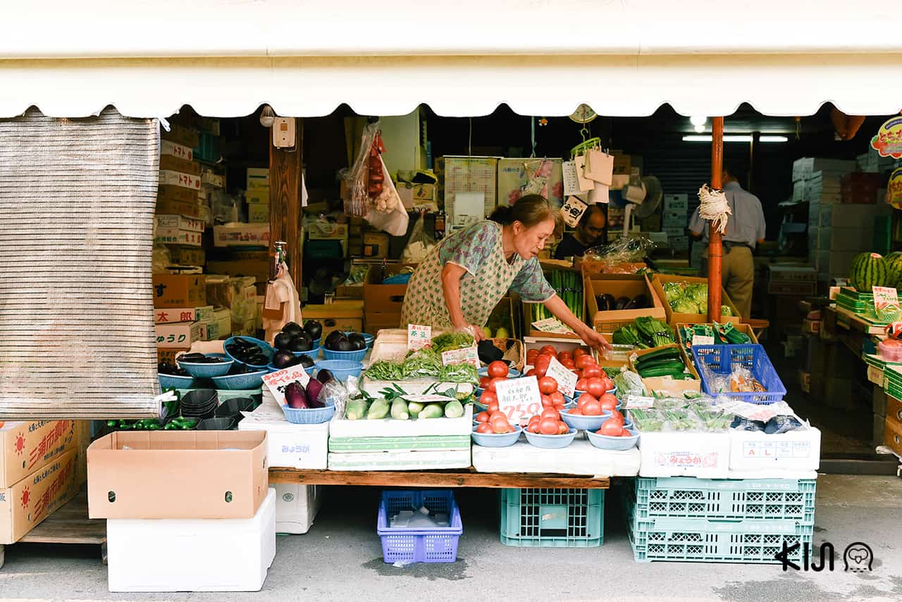ร้านขายผักและผลไม้ในตลาดนินโจโยโกโช (Ninjo Yokocho)