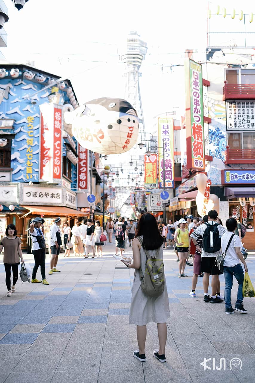 จุดถ่ายรูปยอดฮิตของ ชินเซไก อยู่ตรงสี่แยกที่เห็นปลาปักเป้าตัวยักษ์กับหอคอยซึเทนคาคุเป็นภาพพื้นหลังด้วยล่ะ