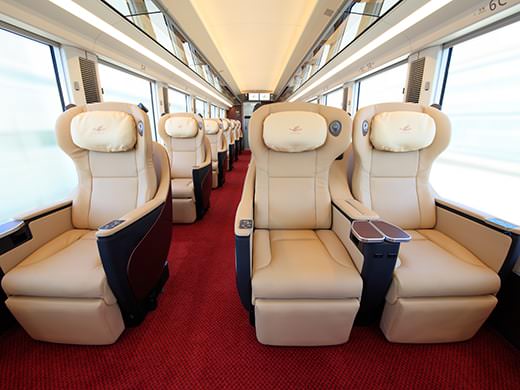 บรรยากาศภายในตู้รถไฟแบบพรีเมียม ของรถไฟด่วนฮิโนโทริ (Hinotori Train)