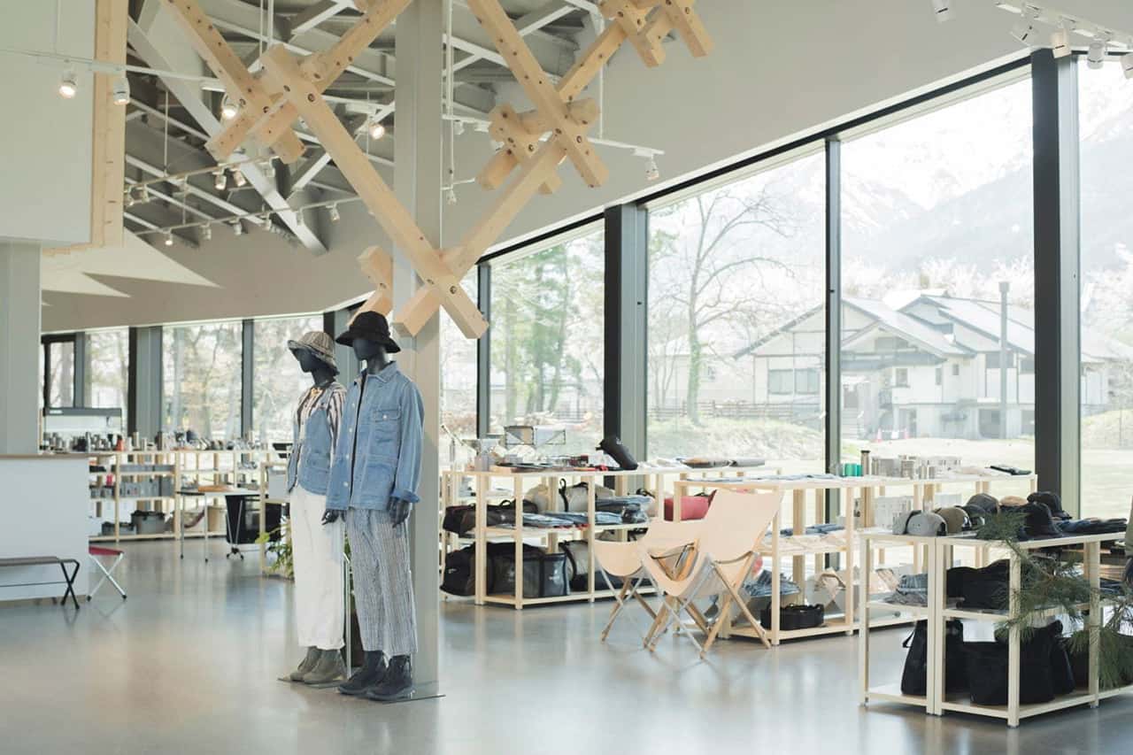 Snow Peak Shop, Hakuba ช็อปใหญ่ที่สุดในญี่ปุ่น จำหน่ายอุปกรณ์ตั้งแคมป์มากมาย รวมถึงเครื่องแต่งกายแฟชั่นต่างๆ
