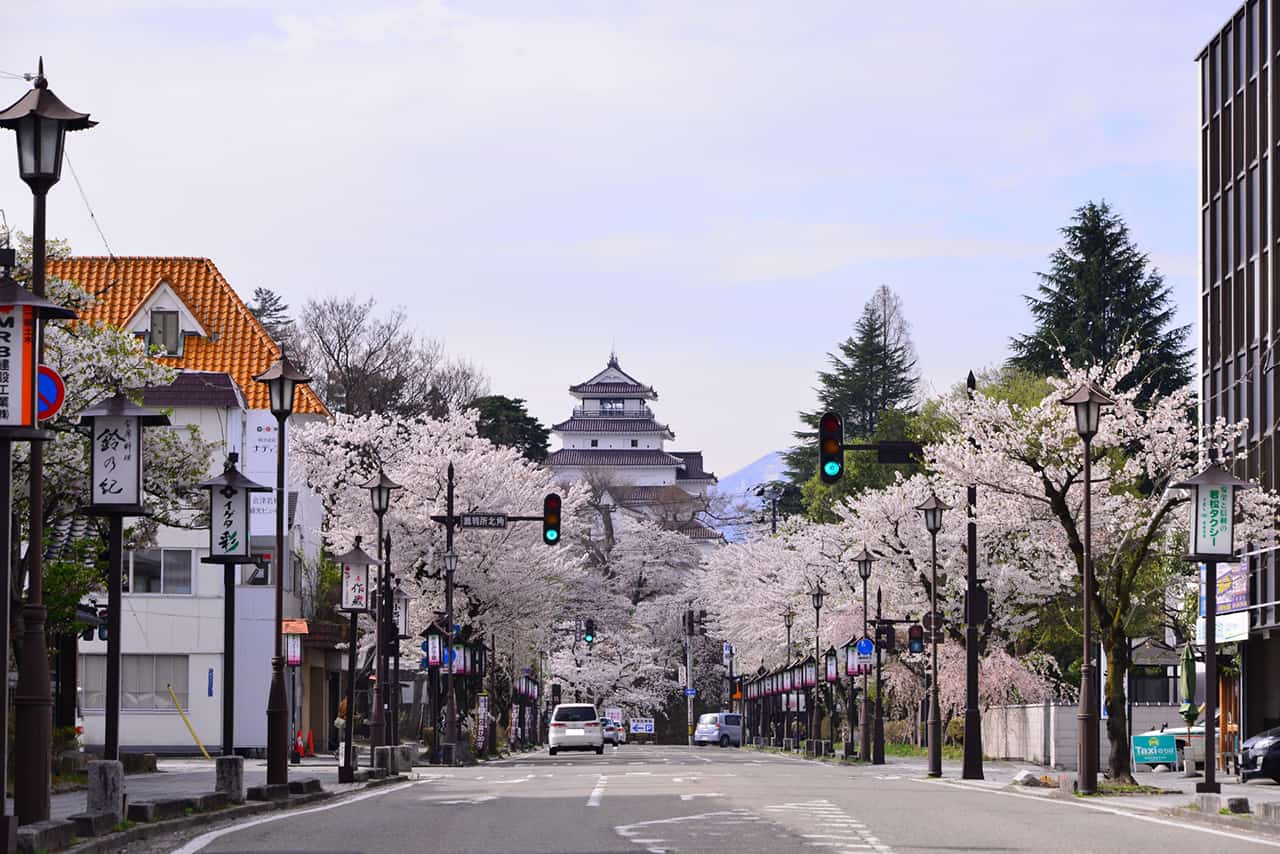 ปราสาทสึรุกะ (Tsuruga-jo) ในฤดูใบไม้ผลิที่ ฟุกุชิมะ