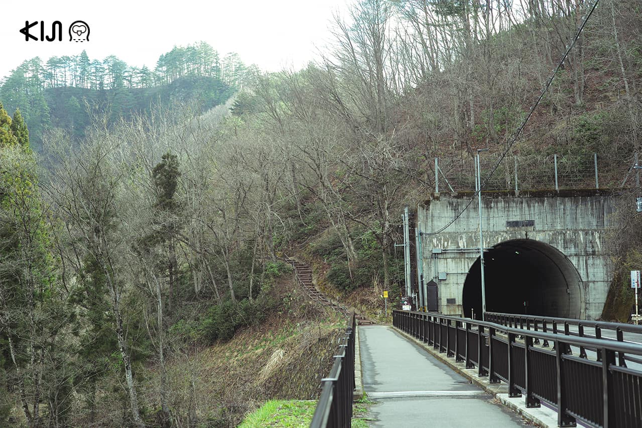อุโมงค์ที่เป็นสัญญาณบอกว่าเราใกล้ถึงหนึ่งในจุดชมวิวที่สวยที่สุดใน ฟุกุชิมะ แล้ว