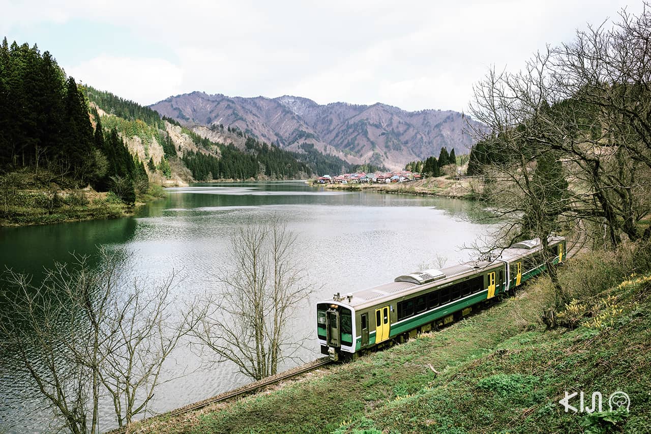 จุดชมวิวคาเนยามะ ฟุเรไอ ฮิโรบะ ใน ฟุกุชิมะ สถานที่ที่เราจะได้ชมวิวรถไฟบนฉากหลังภูเขาอันกว้างใหญ่