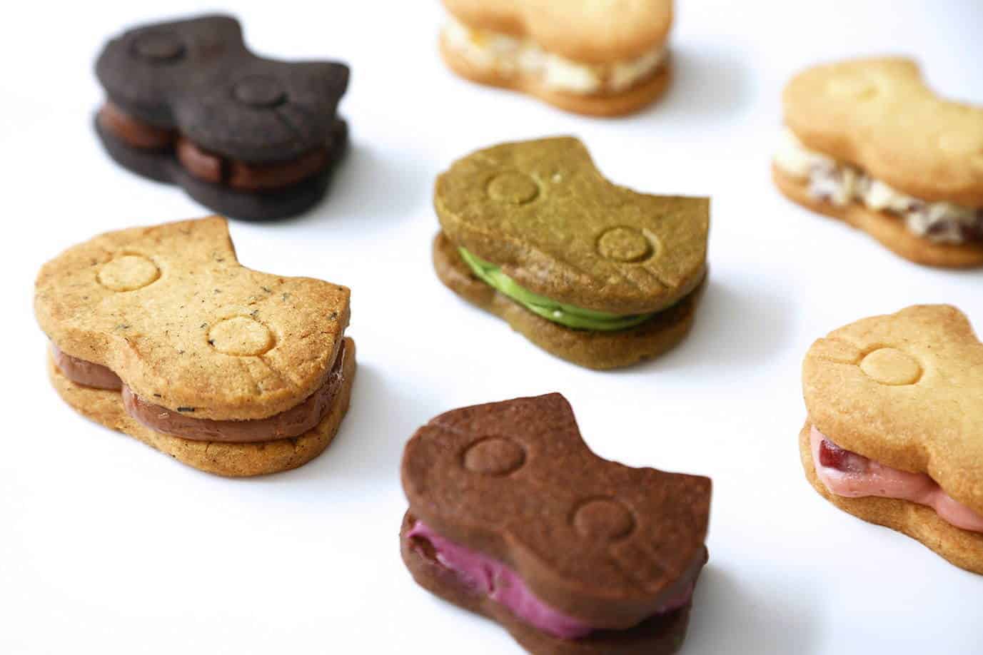 คุกกี้แซนด์วิชอบกรอบที่ใช้เนยหมักจากฝรั่งเศส สินค้าใหม่ที่วางขายใน Kyoto Neko Neko