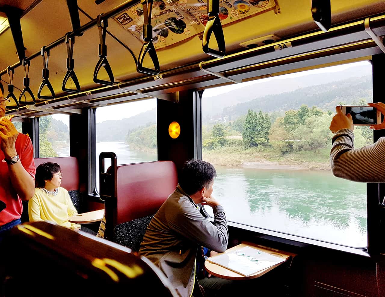 ระหว่างการเดินทางโดย Oykot Train สามารถดื่มด่ำบรรยากาศของวิวทิวทัศน์สวยๆ ได้ตลอดสองข้างทาง