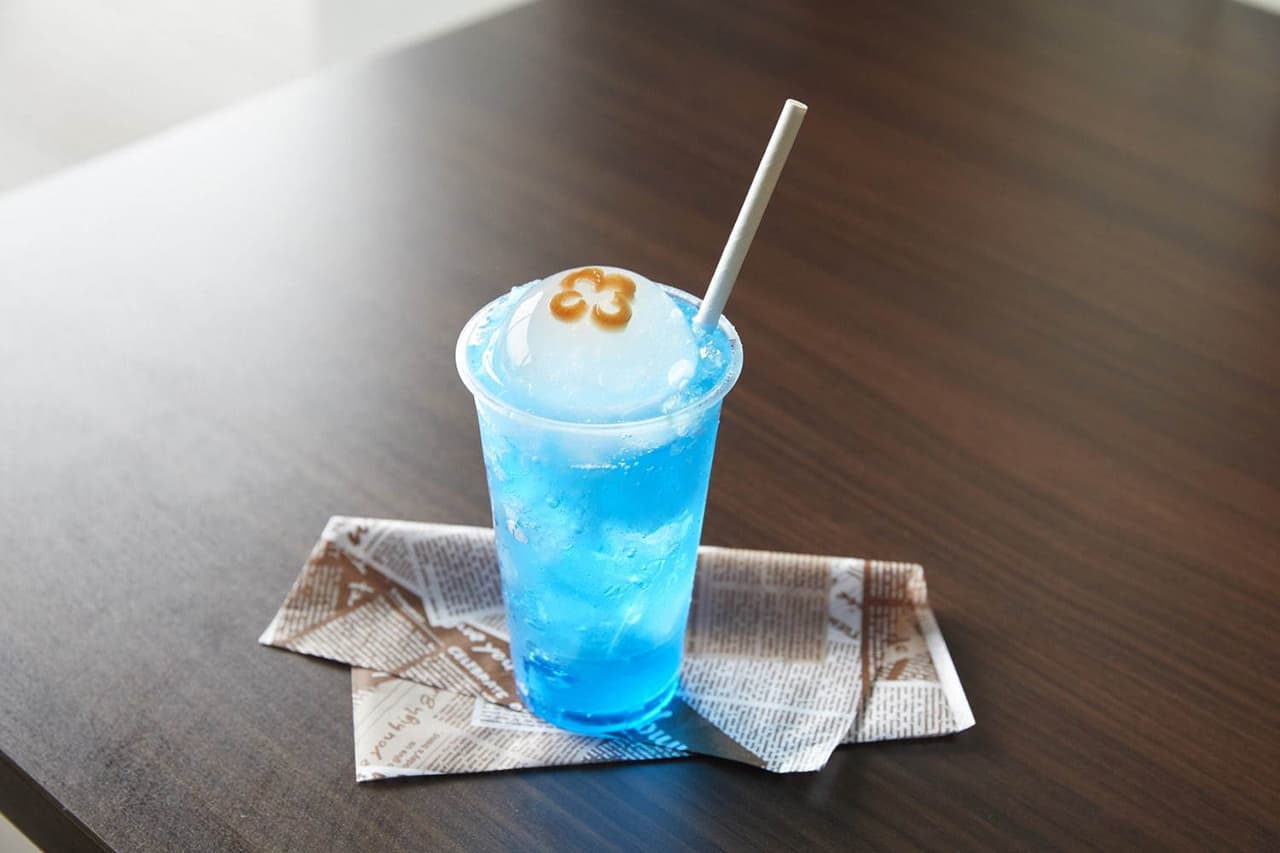 น้ำโซดาราดด้วยเยลลี่ทรงกลมที่ให้ความรู้สึกถึงรูปร่างนุ่มหยุ่นของแมงกะพรุน จำหน่ายภายใน Kyoto Aquarium 