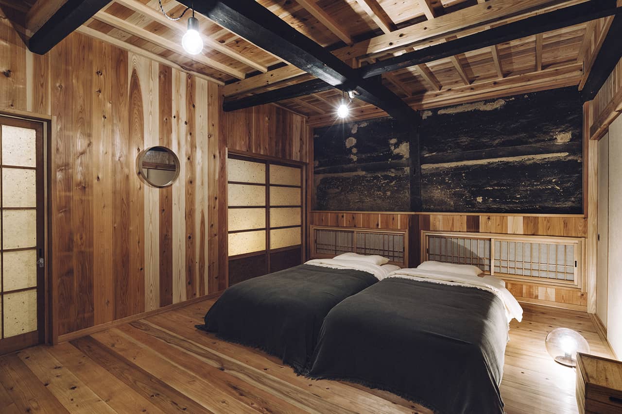 ภายในห้องพักของ EGUCHIYA จะใช้วัสดุไม้เป็นหลักเพื่อให้ความรู้สึกอบอุ่นสไตล์ญี่ปุ่น