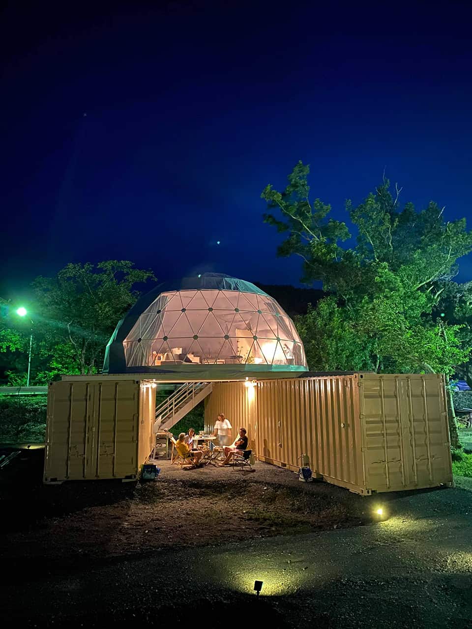 ภายใต้ที่พักของ GLAMP OCEAN ISESHIMA มีพื้นที่เล็กๆ ให้ผู้เข้าพักได้ทำกิจกรรมร่วมกัน