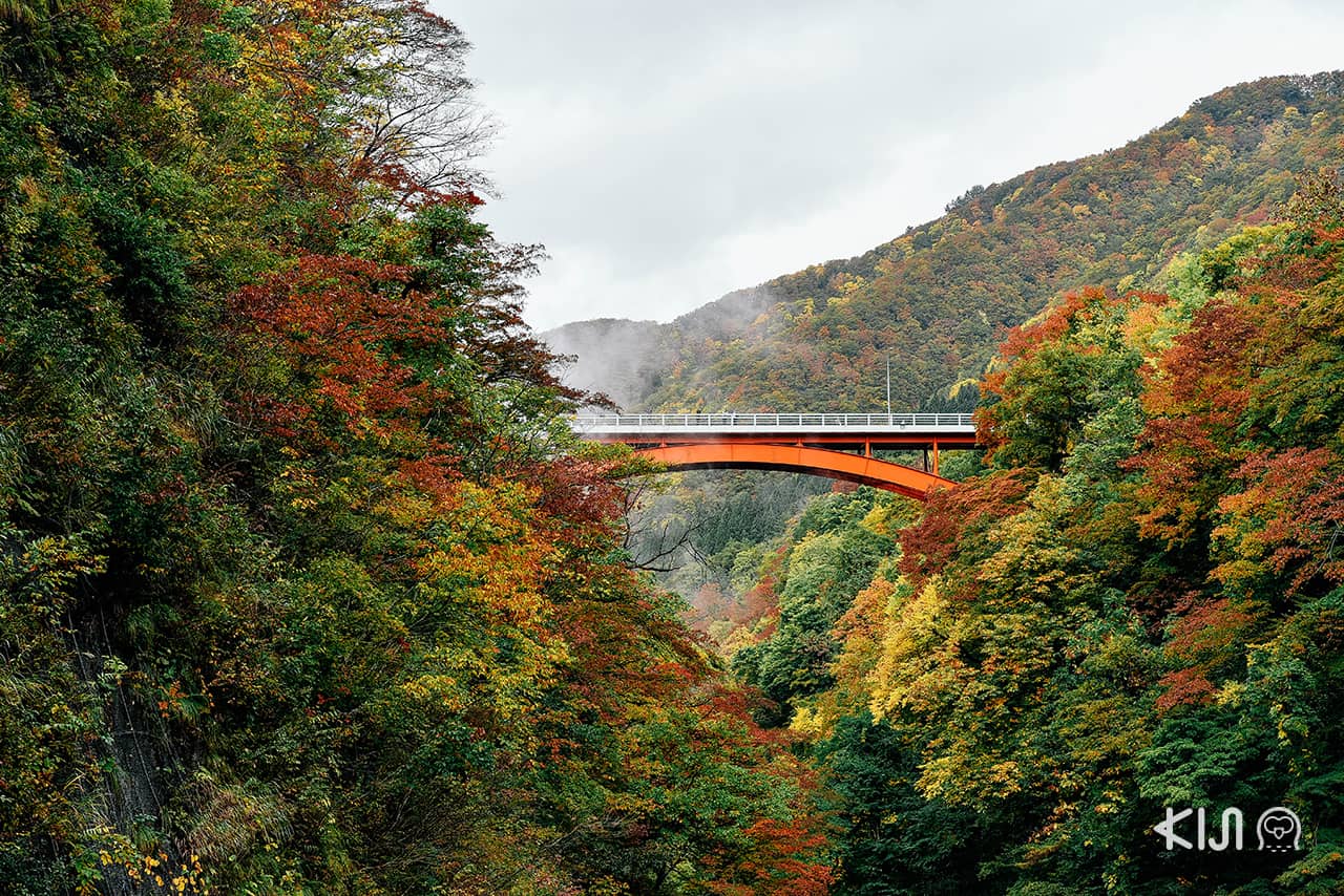 สะพานแดงคาวารายุ (Kawarayu Bridge) ที่ตั้งพาดข้ามหุบเขาหุบเขาโอยาสุ (Oyasu Valley)