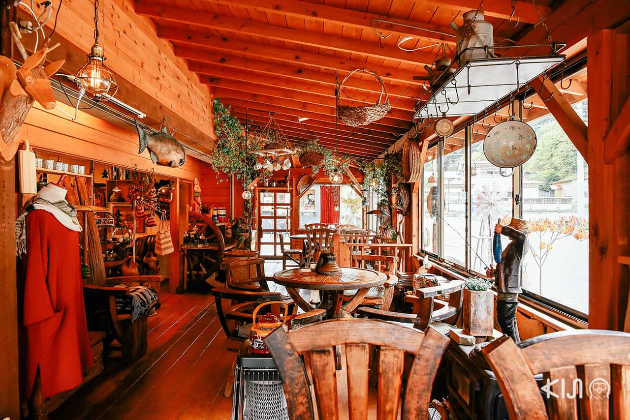 บรรยากาศภายในคาเฟ่ Juemon Coffee จังหวัดอาคิตะ
