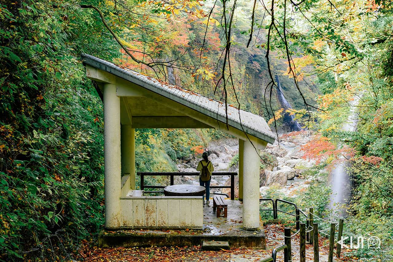 น้ำตกฟุโด (Fudou Waterfall) ในหุบเขาโอยาสุ (Oyasu Valley)