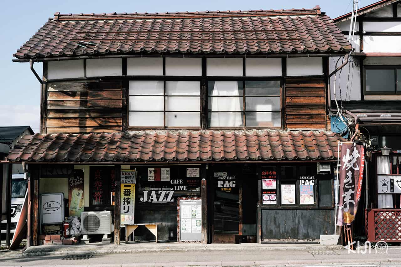 ร้านค้าต่างๆ ภายในเมือง ไอสึวากามัตสึ ยังคงสถาปัตยกรรมแบบญี่ปุ่นโบราณไว้