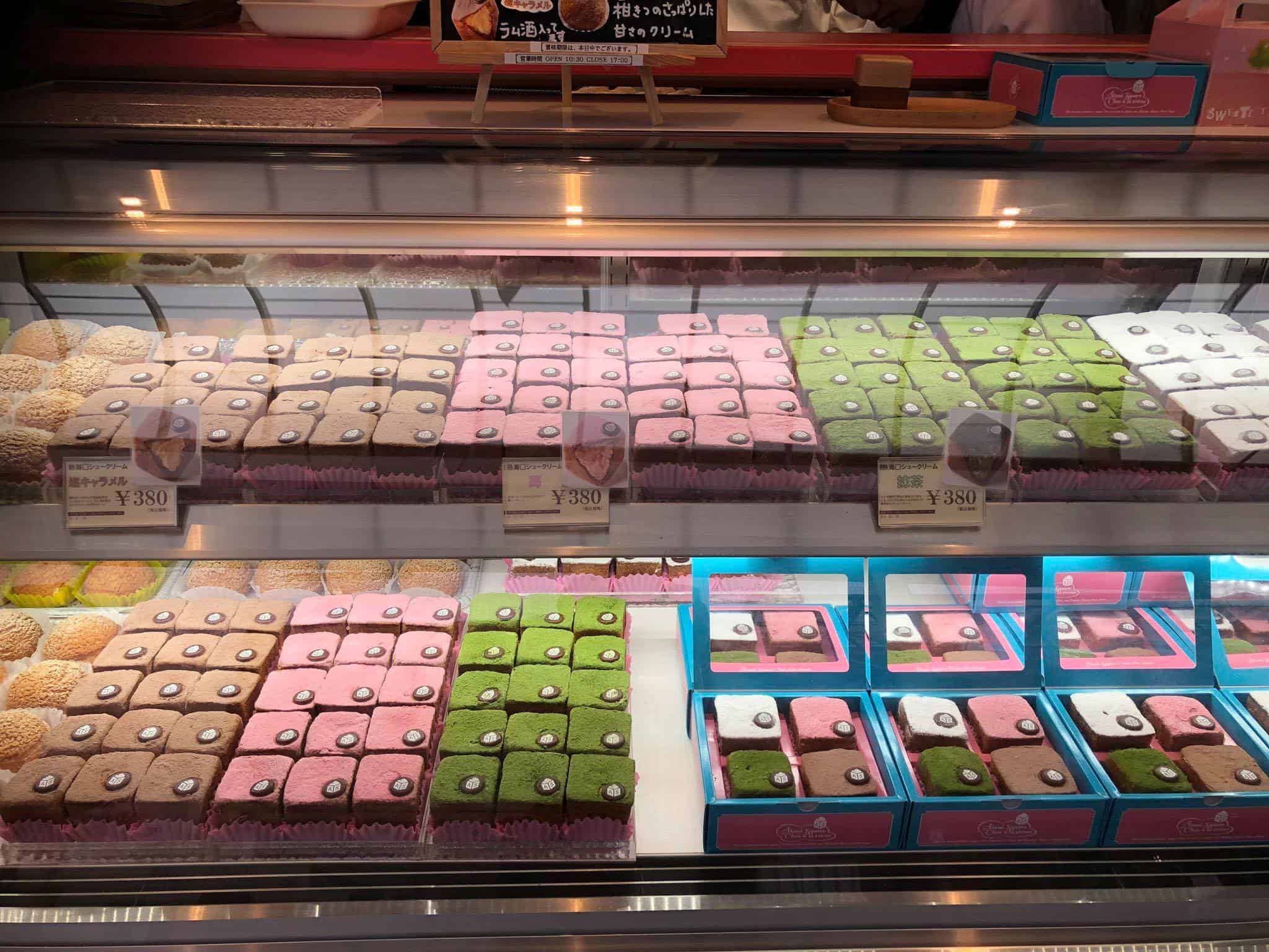 ชูครีมรสชาติต่างๆ ของร้าน Atami Square จ.ชิซูโอกะ