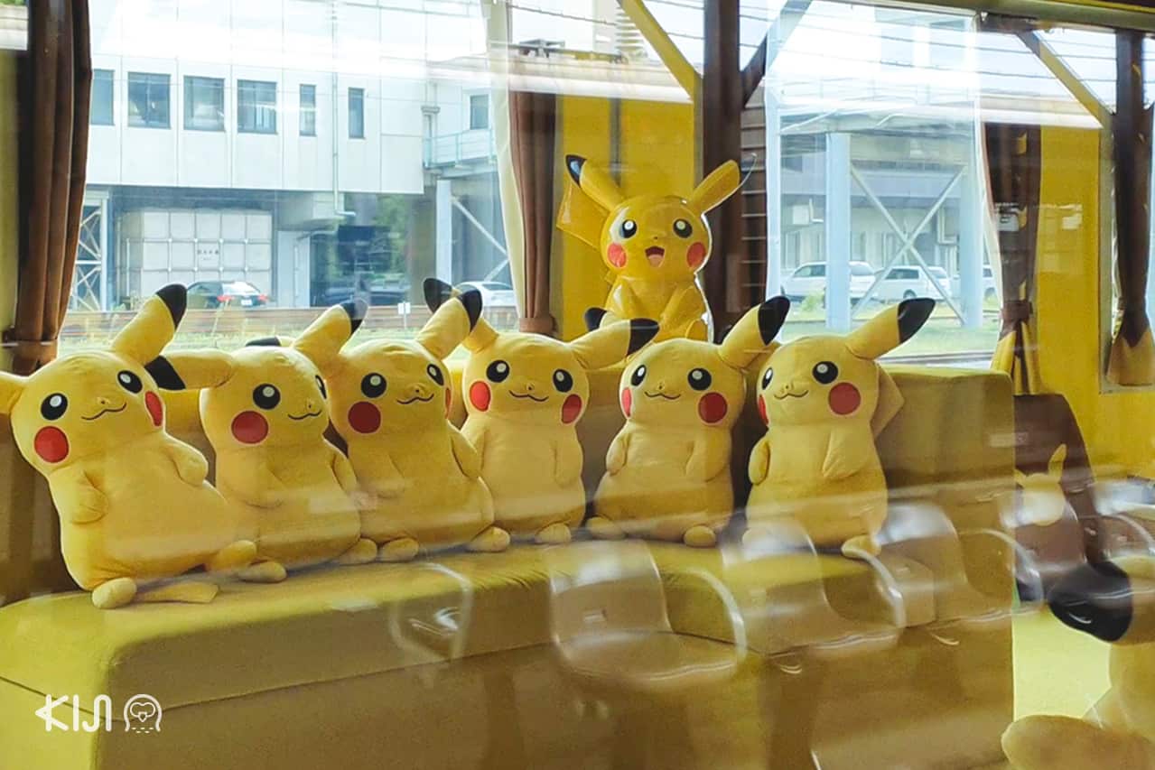บนรถไฟ POKÉMON with YOU Train มีตุ๊กตาปิกาจูสดน่ารักให้ถ่ายรูปอยู่ทั่วขบวน
