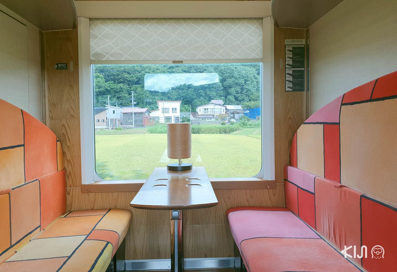 บรรยากาศภายในตู้โดยสาร 2 ของขบวนรถไฟ Resort Shirakami