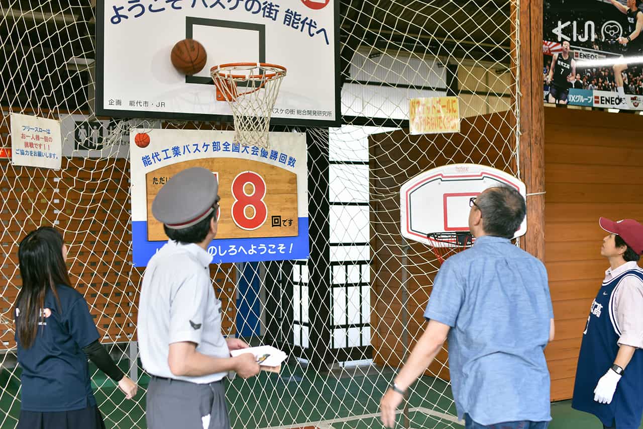 สถานที่เที่ยวตามเส้นทางเดินรถไฟขบวน Resort Shirakami - กิจกรรมชู้ตบาสที่สถานี Noshiro