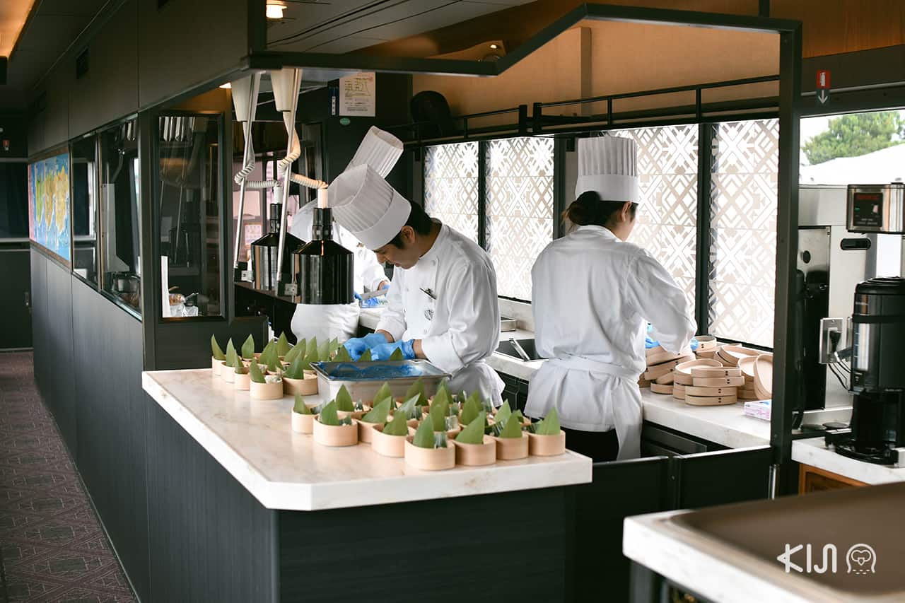 บรรยากาศภายในตู้โดยสารที 2 ของรถไฟขบวน Tohoku Emotion