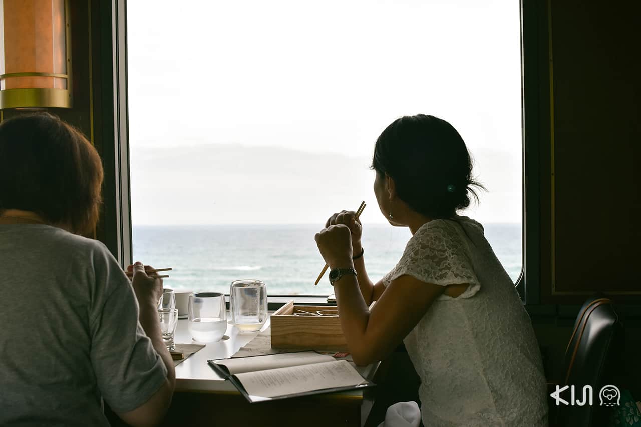 บรรยากาศภายในตู้โดยสารที 1 ของรถไฟขบวน Tohoku Emotion