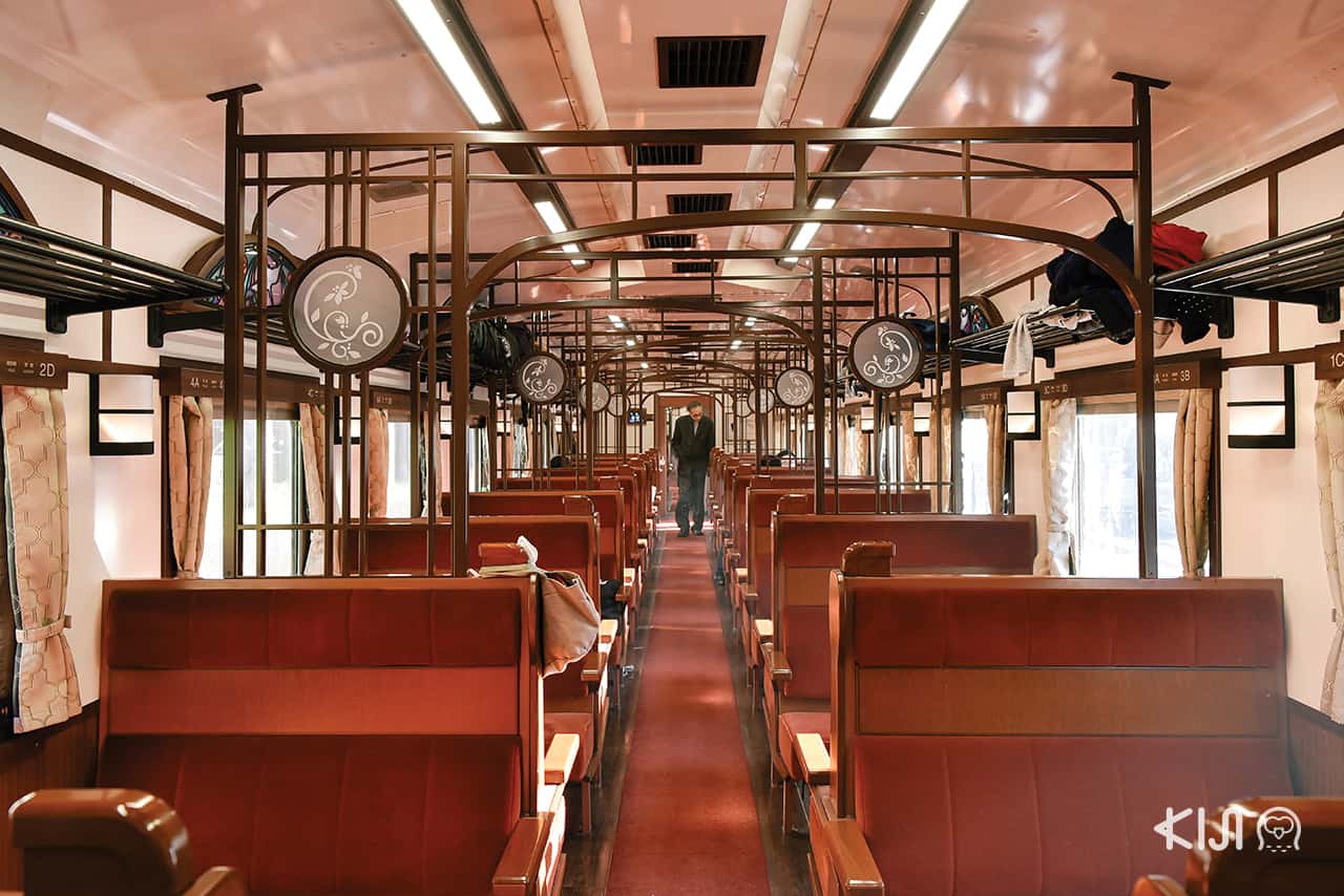 บรรยากาศภายในตู้โดยสารที่ 3 ของขบวนรถไฟ SL Ginga