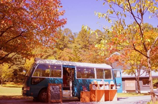 Koyo Toshokan - Book Bus ร้านขายหนังสือเคลื่อนที่ในรถบัสสุดวินเทจ