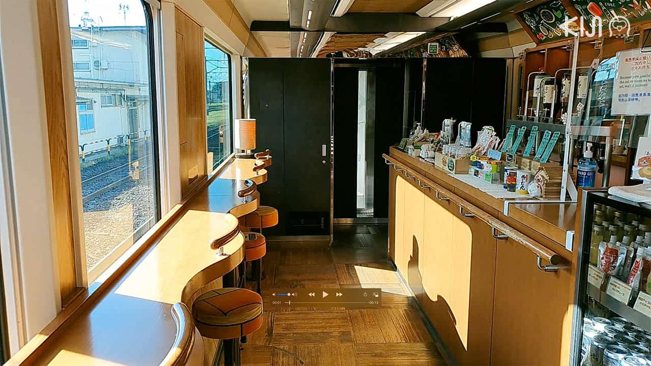 บรรยากาศภายในตู้โดยสาร 3 ของขบวนรถไฟ Resort Shirakami