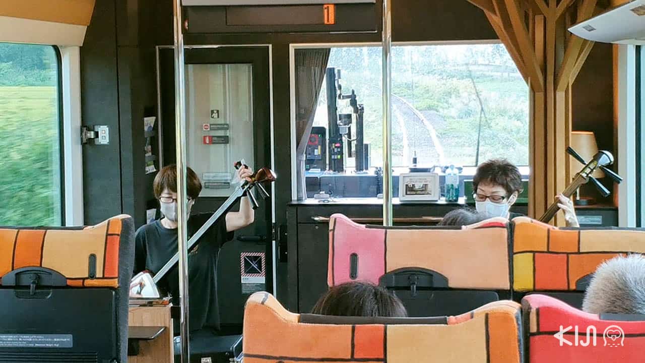 การแสดงดนตรีบนรถไฟขบวน Resort Shirakami