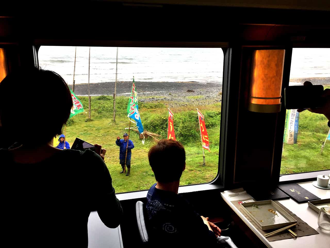 จุดถ่ายรูปตามเส้นทางเดินรถไฟขบวน Tohoku Emotion - ธงประมง Tairyo-bata