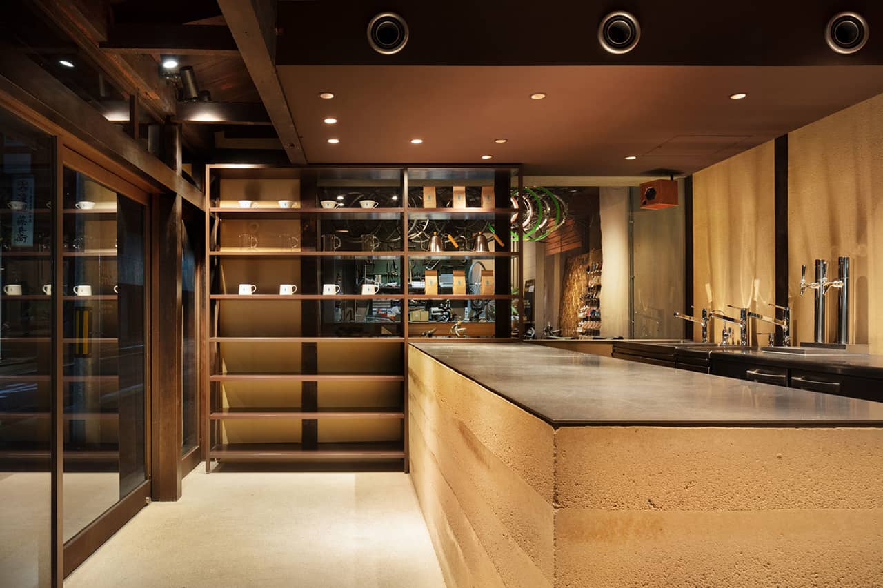 Blue Bottle Coffee Kyoto Rokkaku บรรยากาศภายในชั้น 1