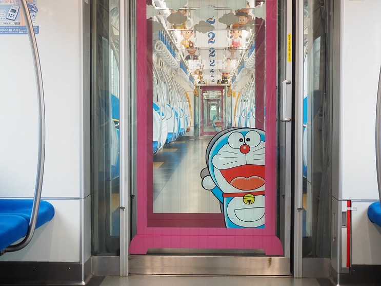 การตกแต่งภายในขบวนรถไฟ DORAEMON GO!