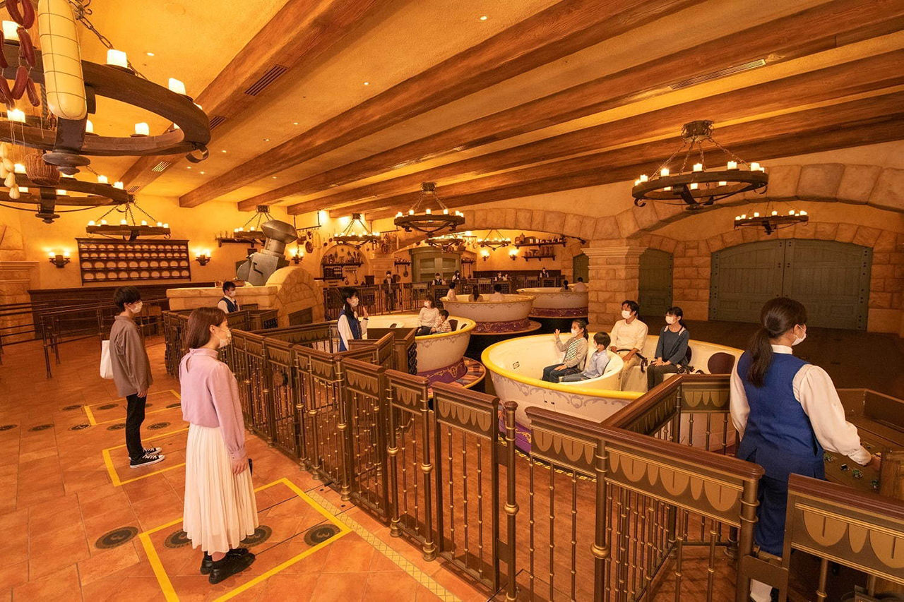 เครื่องเล่นในธีม Beauty and the Beast โตเกียวดิสนีย์แลนด์ (Tokyo Disneyland)