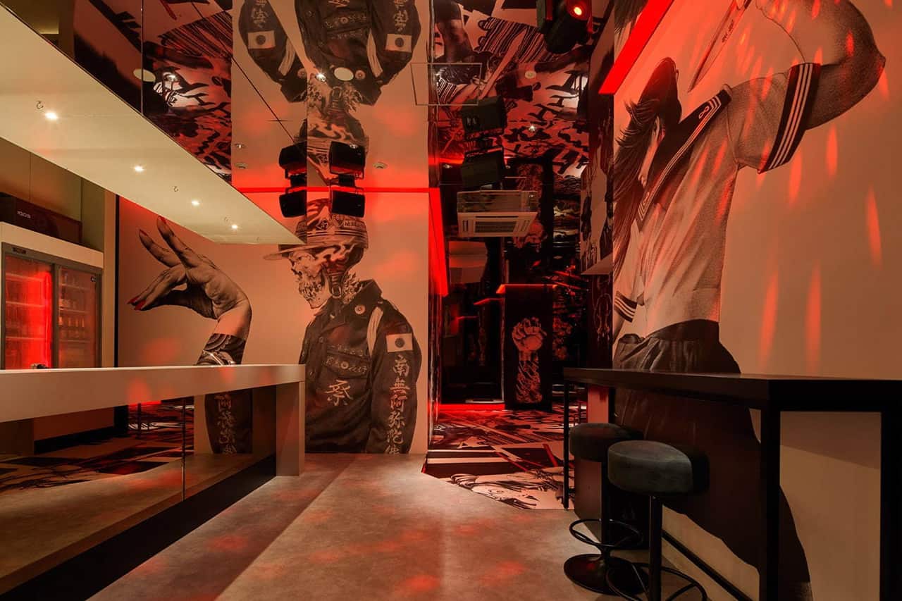 ภายใน or (オア) ตกแต่งด้วยภาพวาดแนวสตรีทอาร์ท