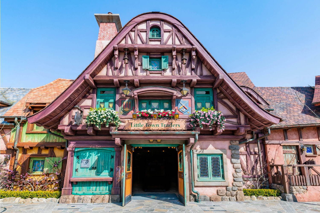 La Bell Librely ร้านค้าที่ดัดแปลงมาจากห้องสมุดของเบลใน Beauty and the Beast โตเกียวดิสนีย์แลนด์