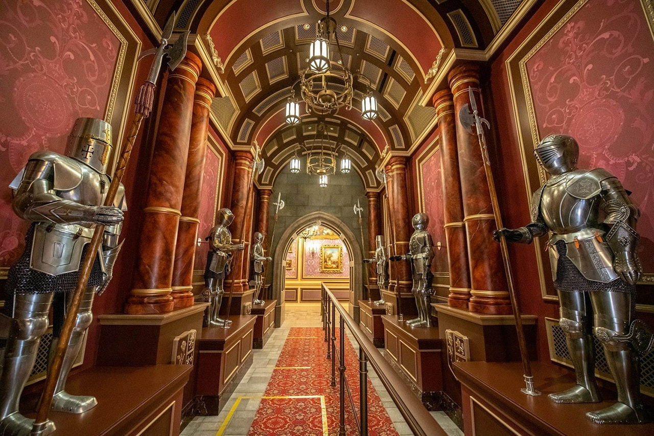 บรรยากาศภายในปราสาทของ Beauty and the Beast ที่ โตเกียวดิสนีย์แลนด์ (Tokyo Disneyland)