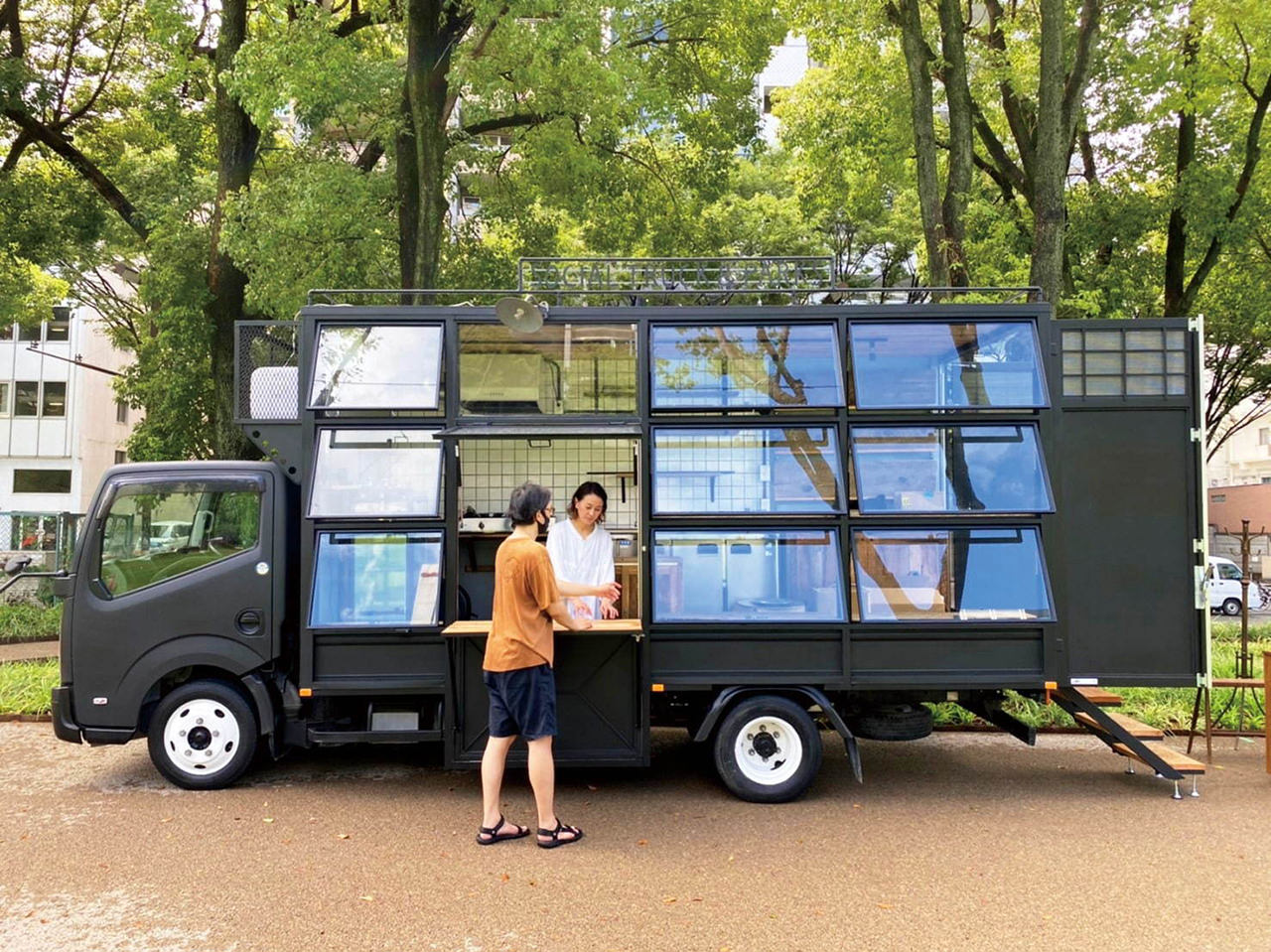 รถบริการข้อมูลเกี่ยวกับสวนสาธาณะและบริเวณน่าสนใจใน RAYARD Hisaya-odori Park 